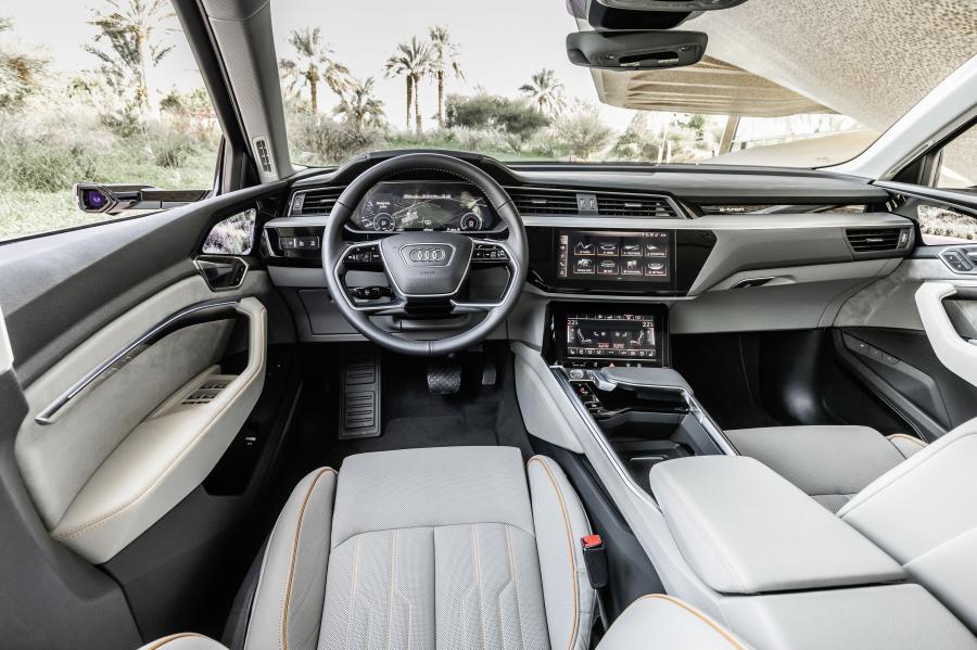 Торпедо Audi e-tron 55 Quattro 2019 года  (WW) (фото 44 из 452)